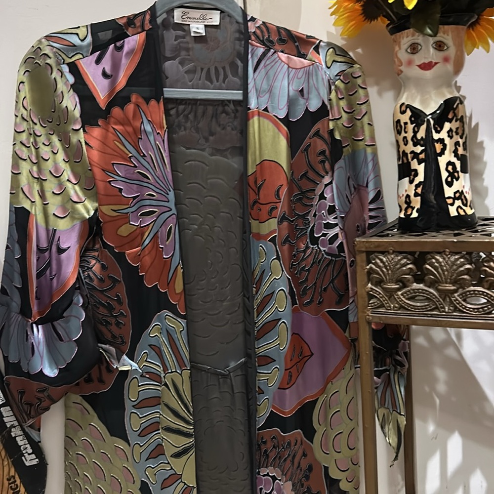 Beautiful artsy silk kimono.Will dress up sny outfit lightweightgreat traveling. - Picture 12 of 16